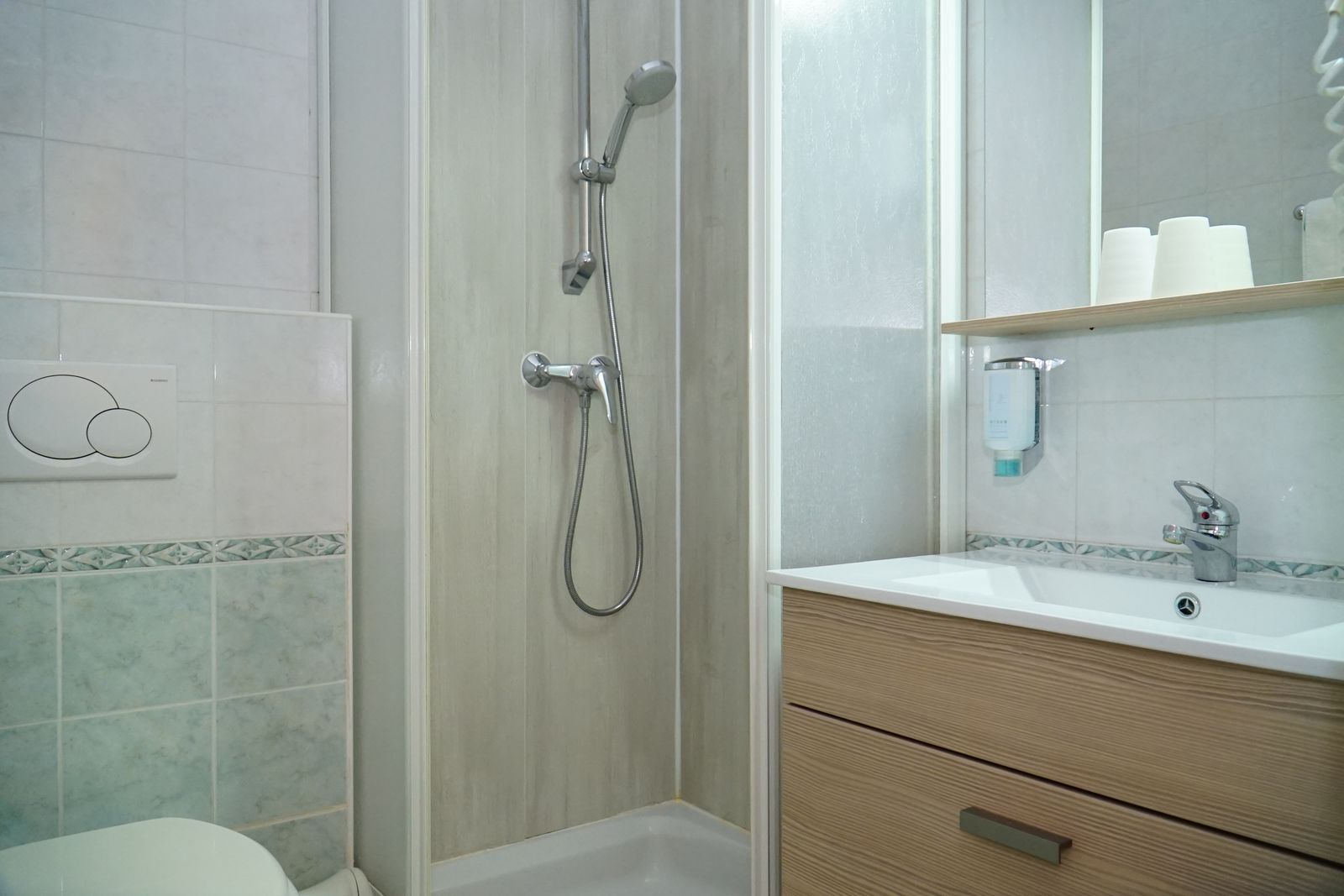 Badezimmer mit Dusche und Waschtisch