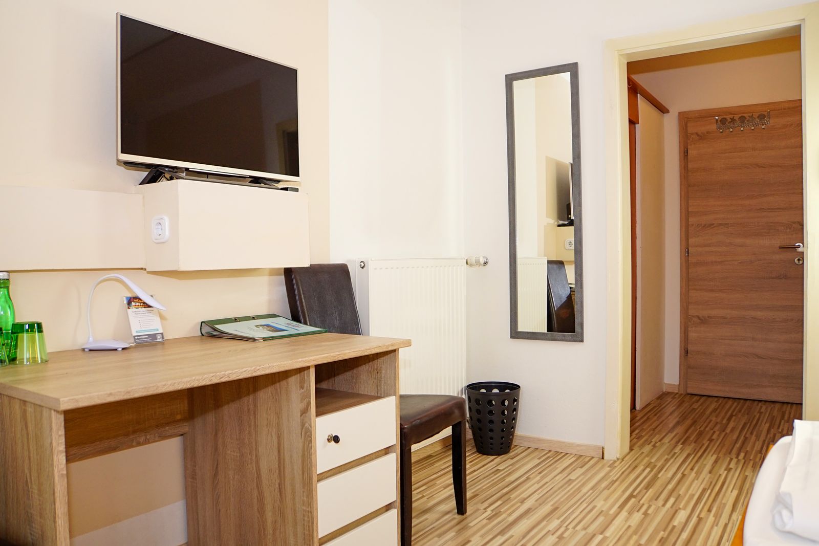 Doppelzimmer mit Balkon: Schreibtisch, Flachbildfernseher und Garderobe