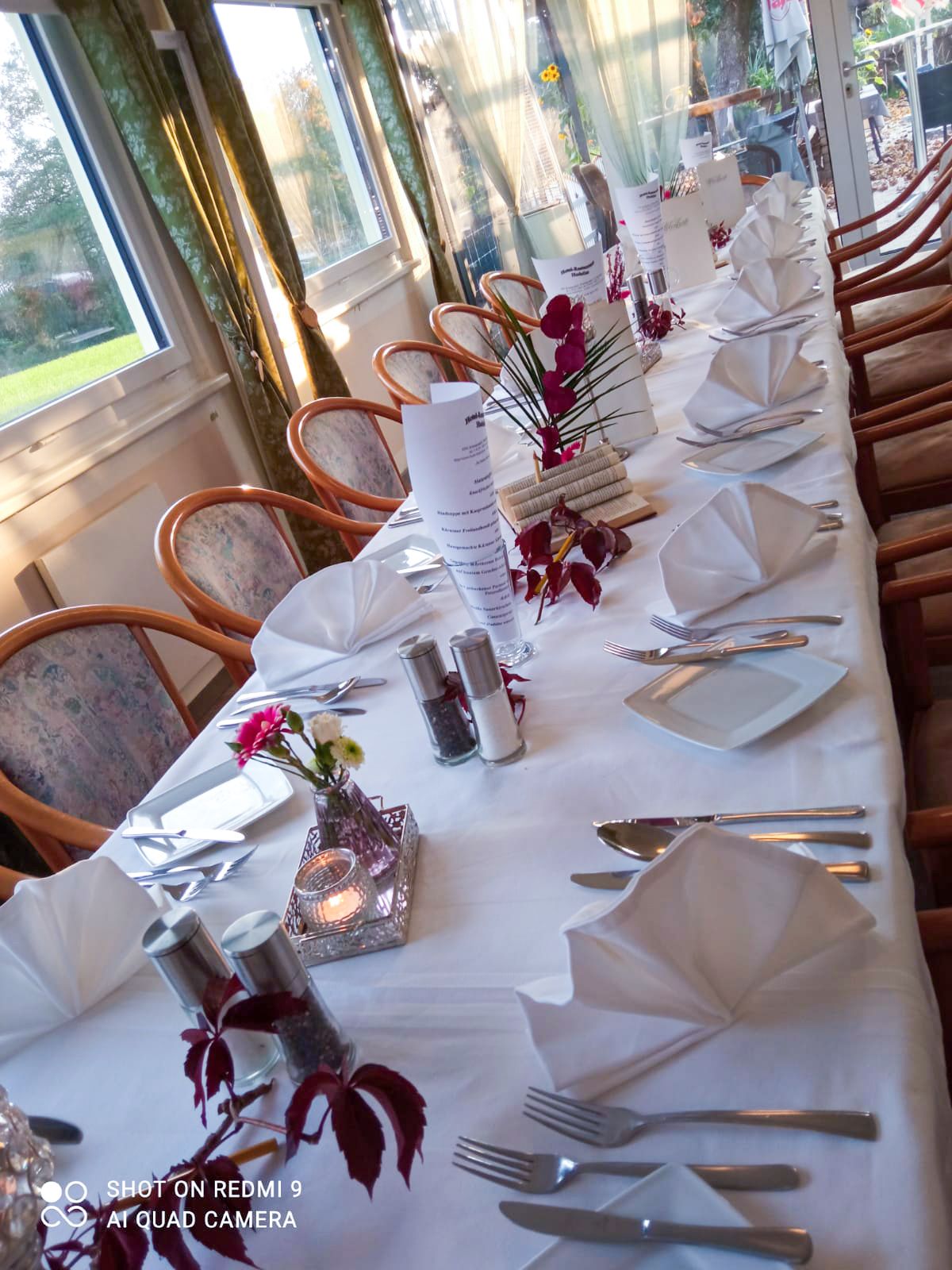 Festlich gedeckte Tafel im Wintergarten des Restaurants