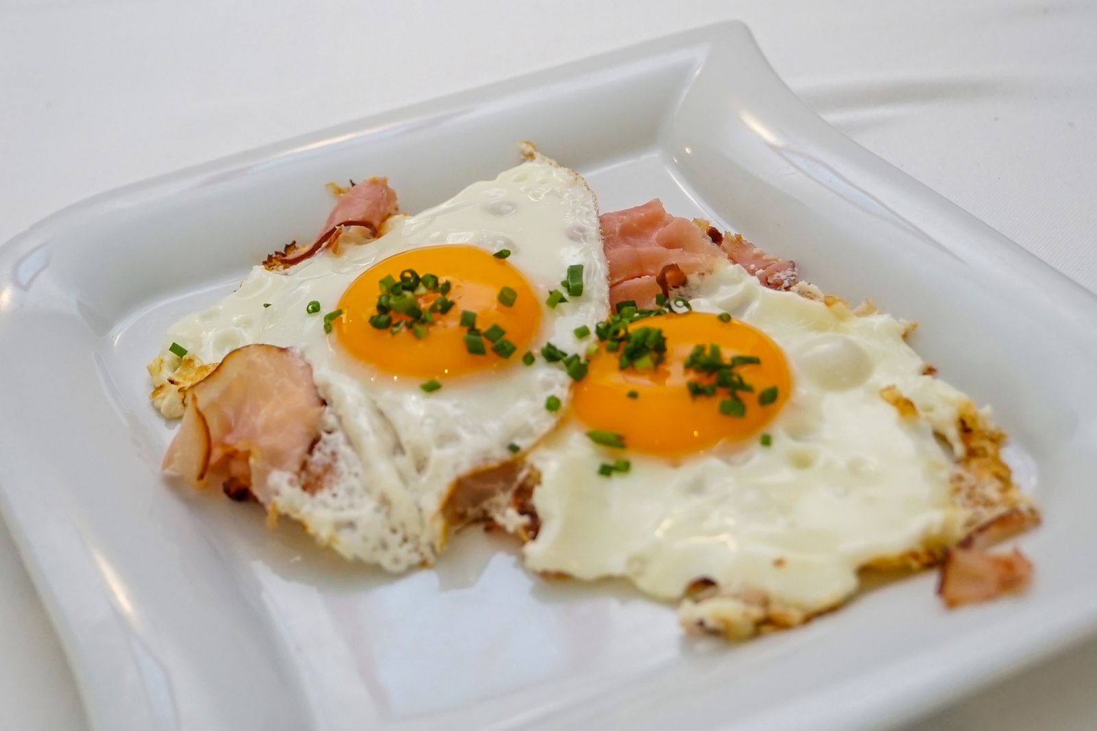 Spiegeleier mit Schinken vom Frühstück