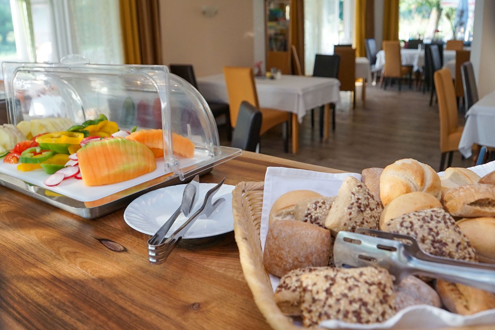 Frühstücksbuffet mit frischem Gebäck