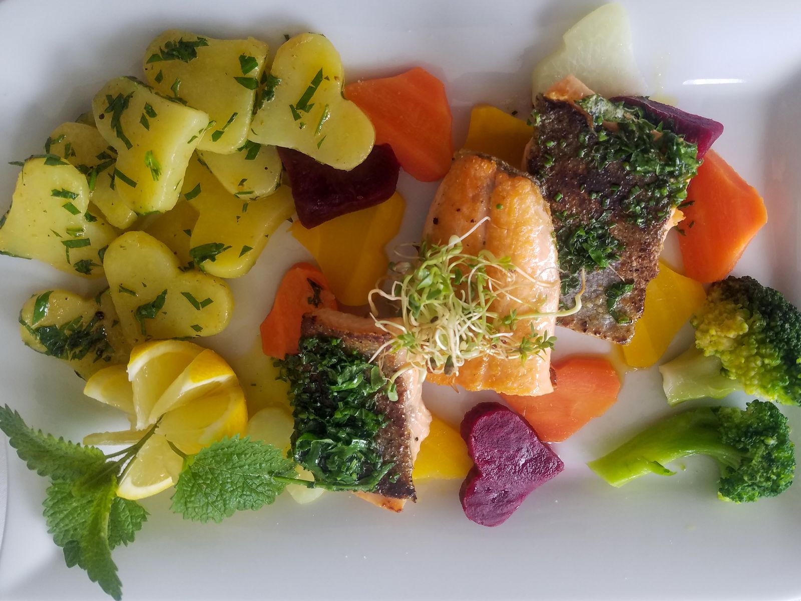 Fischfilet mit Kartoffeln und buntem Gemüse