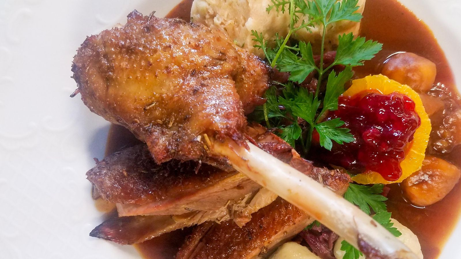 Herbstliches Hauptgericht mit Preiselbeeren und Kräutern