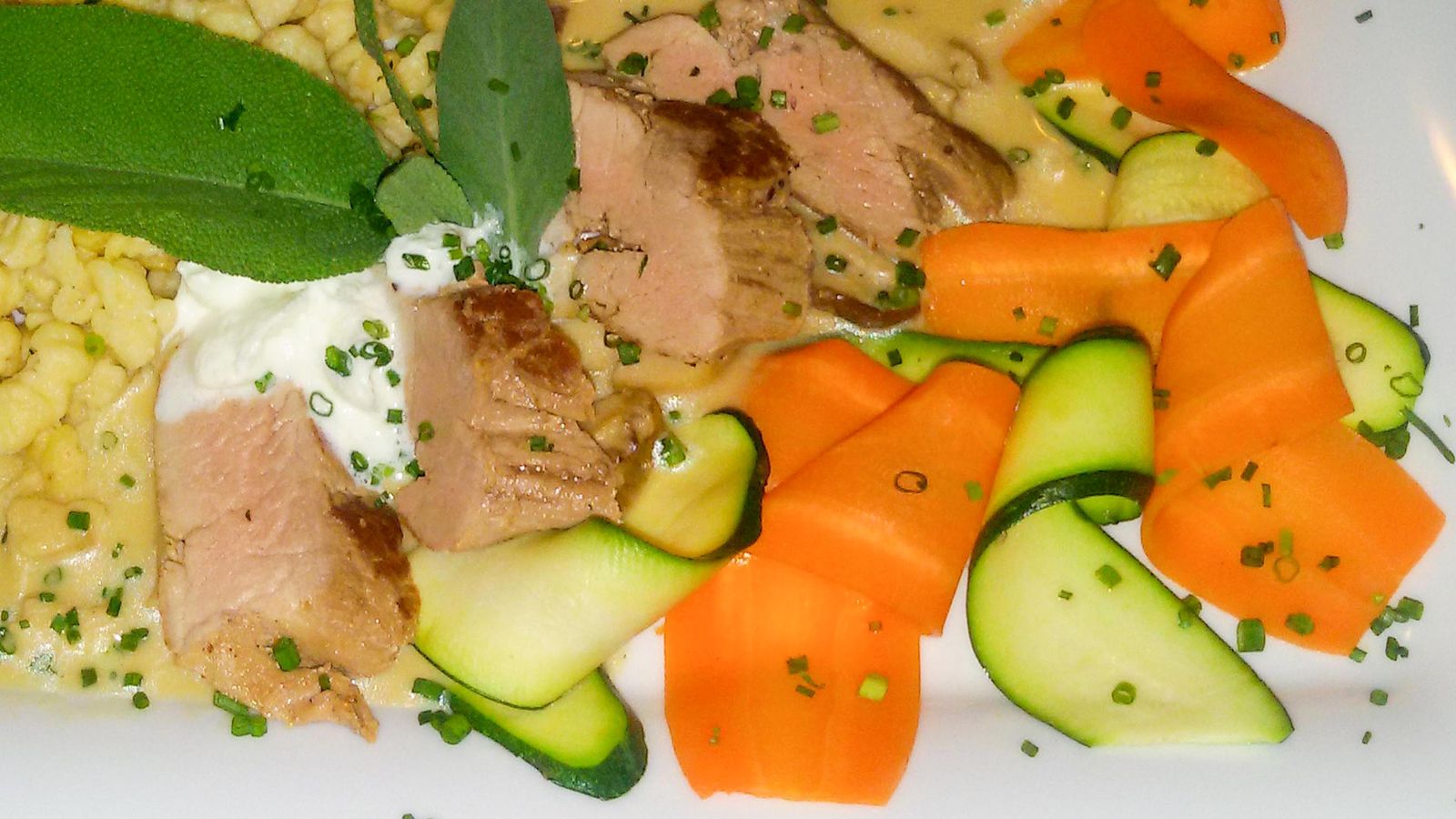 Vorspeise mit Gemüsestreifen und Kräutern