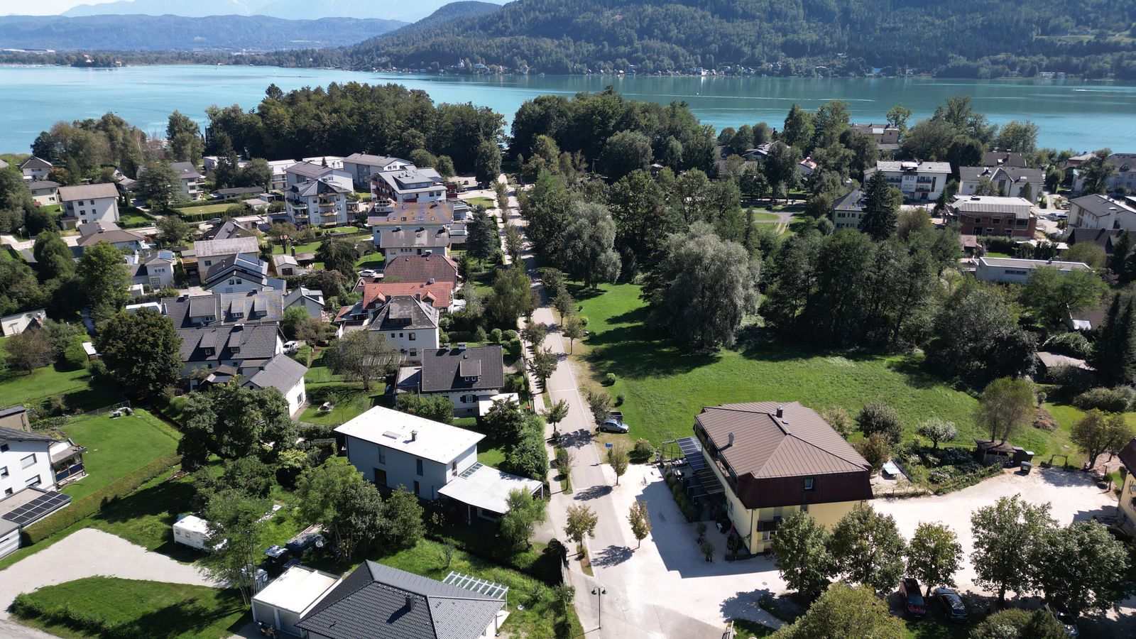 Luftaufnahme von Krumpendorf mit Parkanlagen und Wörthersee