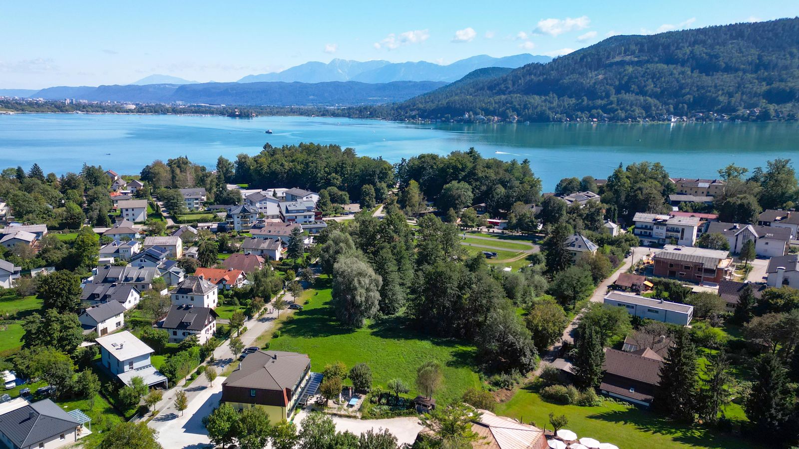 Panorama über Krumpendorf und den Wörthersee mit den Bergen im Hintergrund