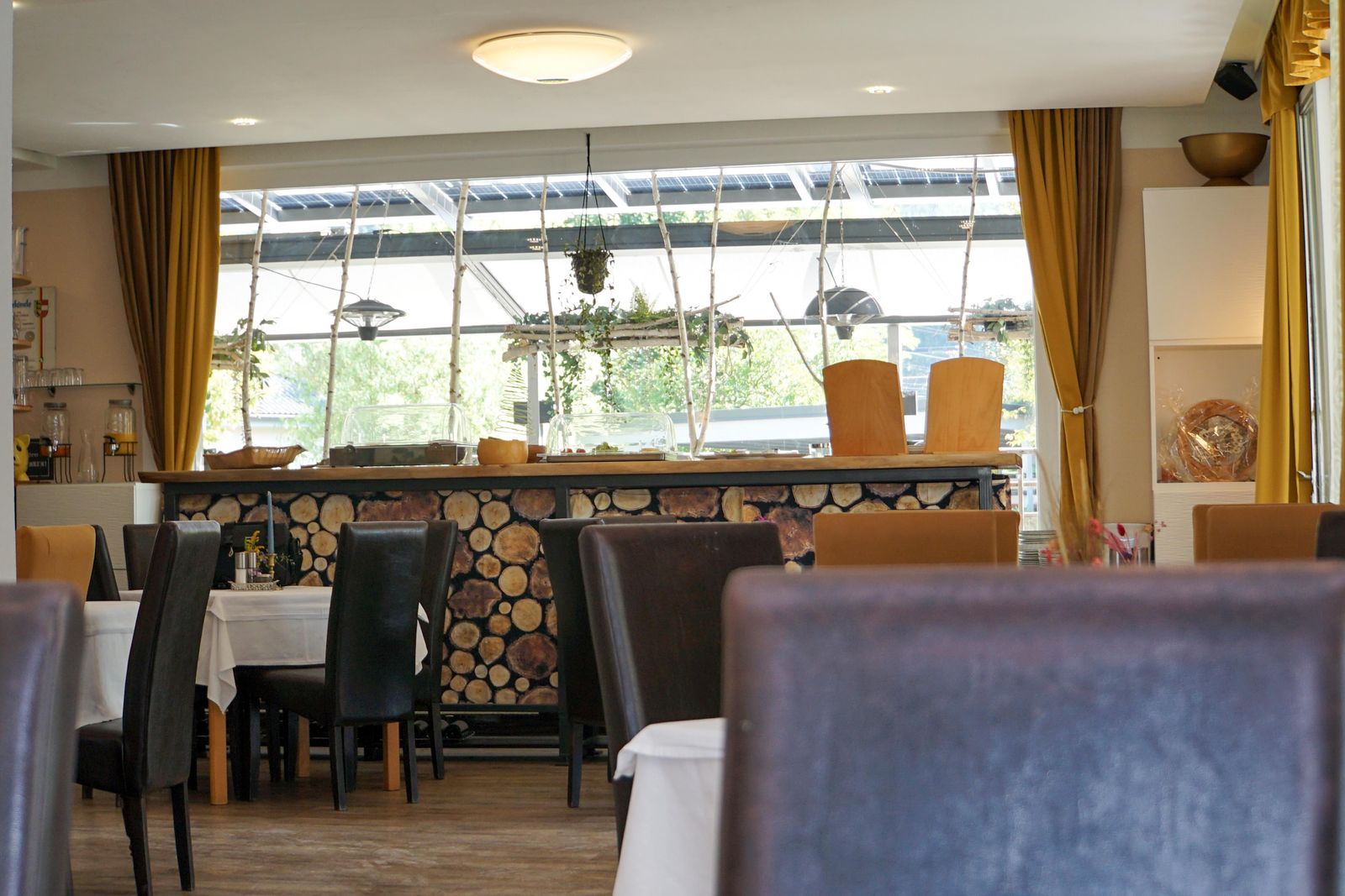 Speisesaal des Restaurants mit Holzdekor
